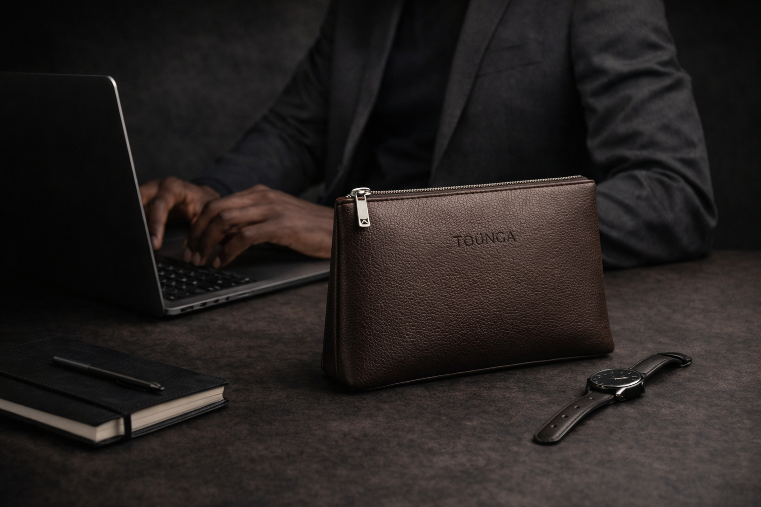 Pochette TOÜNGA CITY sur bureau professionnel minimaliste