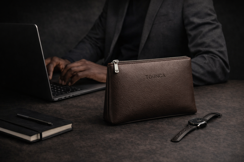 Pochette TOÜNGA CITY sur bureau professionnel minimaliste